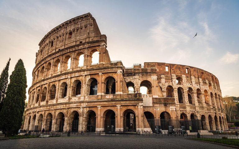 Colisée de Rome, monument emblématique avec une architecture antique impressionnante.